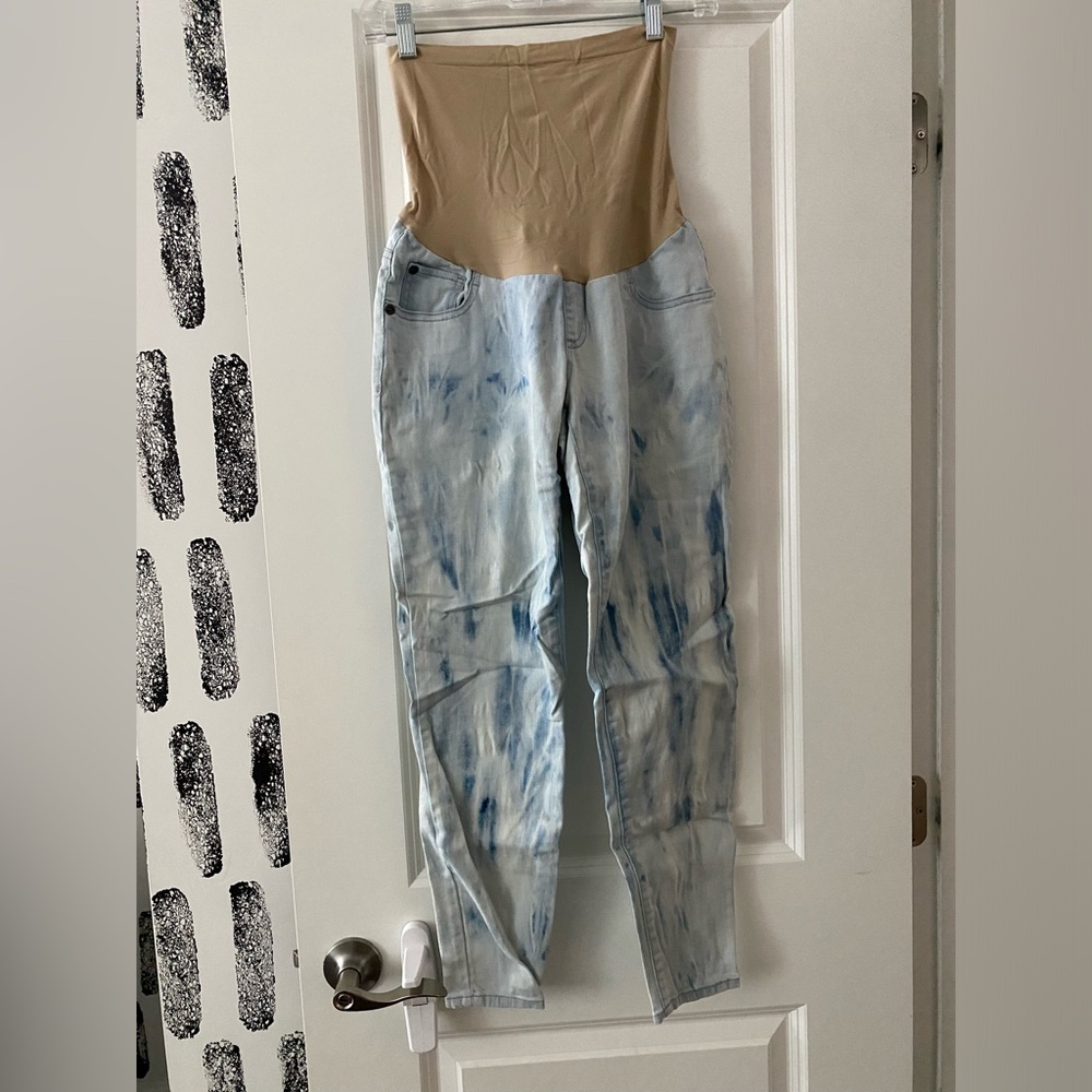 Pink blush acid wash maternity jeans. Full tummy coverage. Size 28/6. Stretchy.